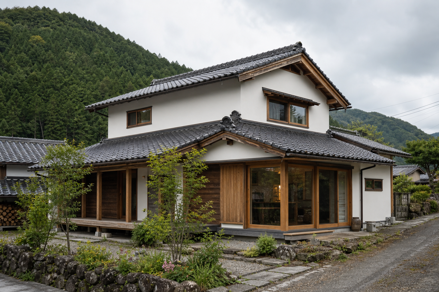 山里に建つ瓦屋根の木造住宅